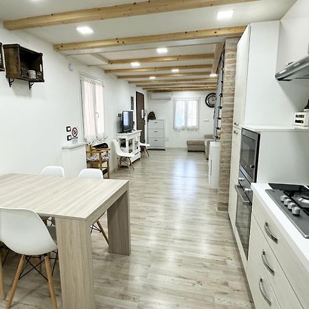 Bomboniera Apartment โคมัคคิโอ ภายนอก รูปภาพ